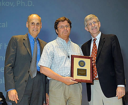 Sergey Bezrukov (center) with NICHD Director Dr. Alan Guttmacher (left) and NIH Director Dr. Francis Collins at the NIH Director’s Award in Science and Medicine Ceremony.