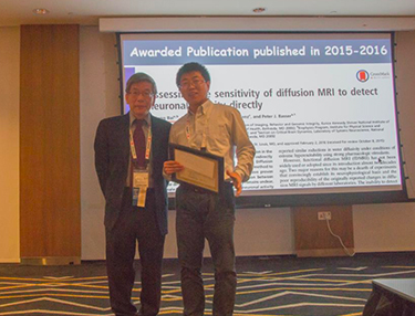 Dr. Ruiliang Bai receiving his award from Dr. Wei Chen.